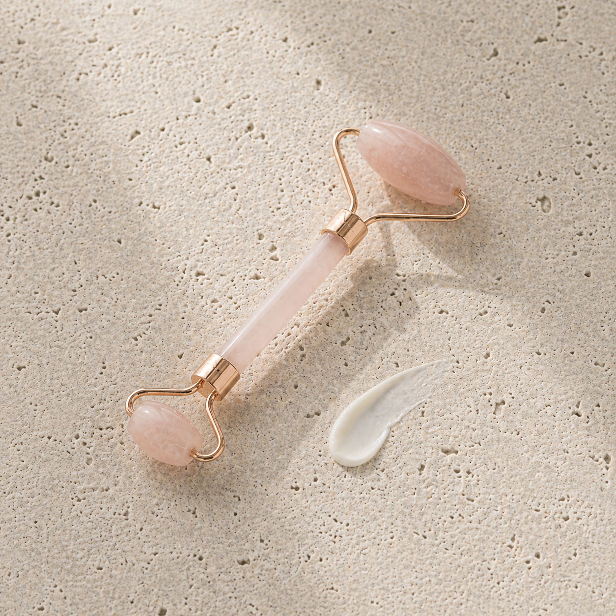 רולר קוורץ ורוד לעיסוי פנים ומיצוק – Rose Quartz Facial Roller