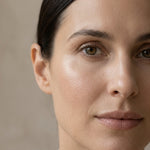 דוגמנית מציגה מראה עור קורן, זוהר ובריא (Glow), התוצאה של סרום ויטמין C וחומצה היאלורונית של שני קדר. פורמולה טיפולית מבית SHIIVA למראה חיוני ומלא חיים